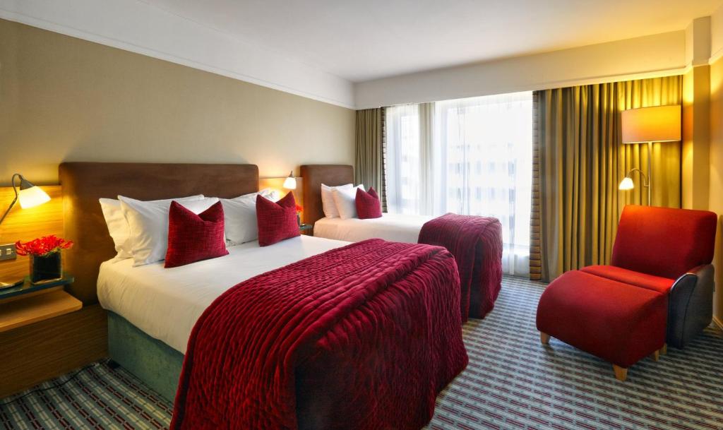 Postel nebo postele na pokoji v ubytování The Croke Park Hotel