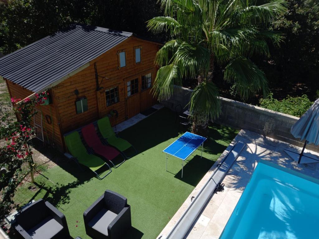 - une vue sur la cour et la piscine dans l'établissement Casa di legnu ,charmant chalet avec piscine, à Patrimonio