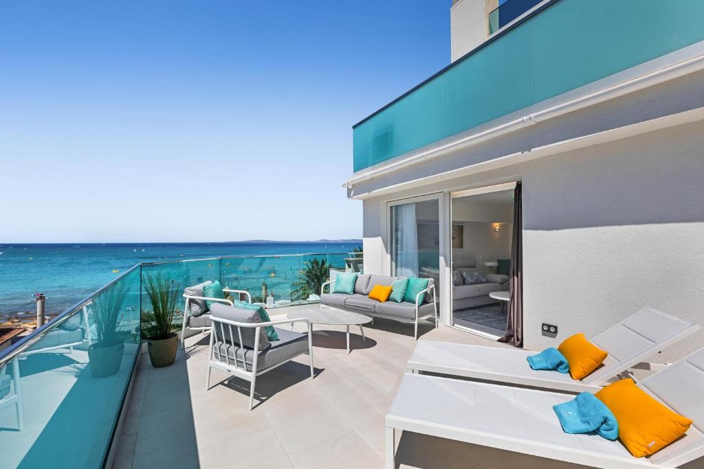 a balcony of a house with a view of the ocean at Feelathome Tortuga de Mar in Palma de Mallorca