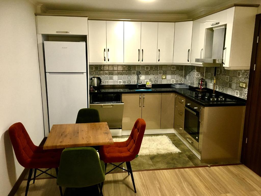 A kitchen or kitchenette at YELKEN PANSİYON Sinop