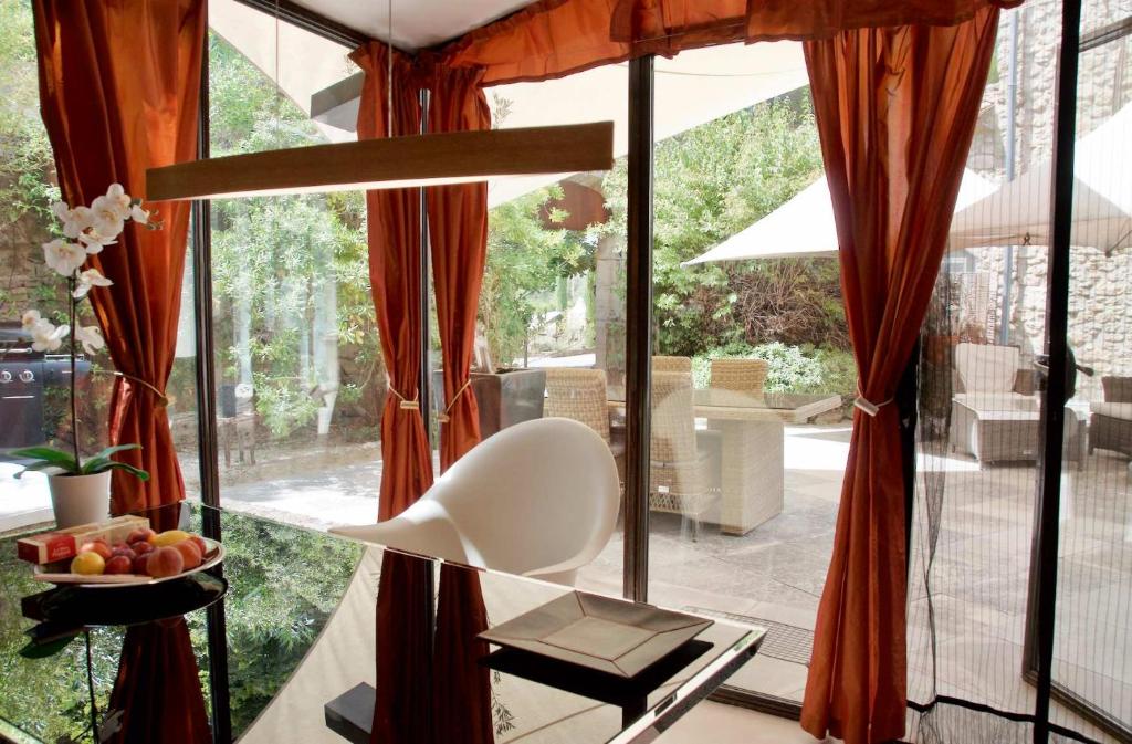 Posezení v ubytování LASUITE Domaine Bertuli, heated Pool, Aircon
