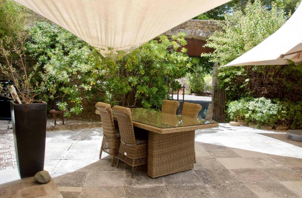 Zahrada ubytování LASUITE Domaine Bertuli, heated Pool, Aircon