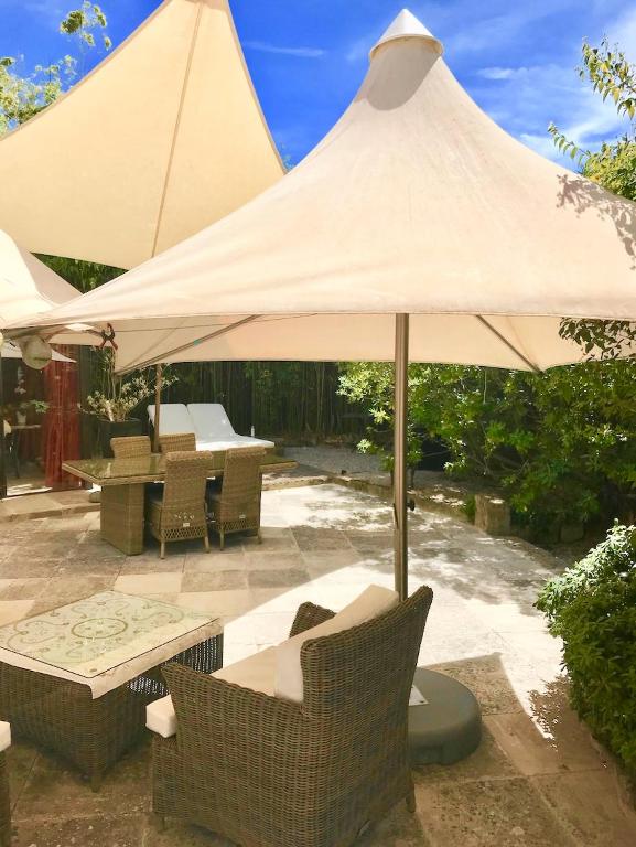 Patio nebo venkovní prostory v ubytování LASUITE Domaine Bertuli, heated Pool, Aircon