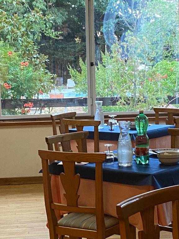 Reštaurácia alebo iné gastronomické zariadenie v ubytovaní Hotel Parco Erosa