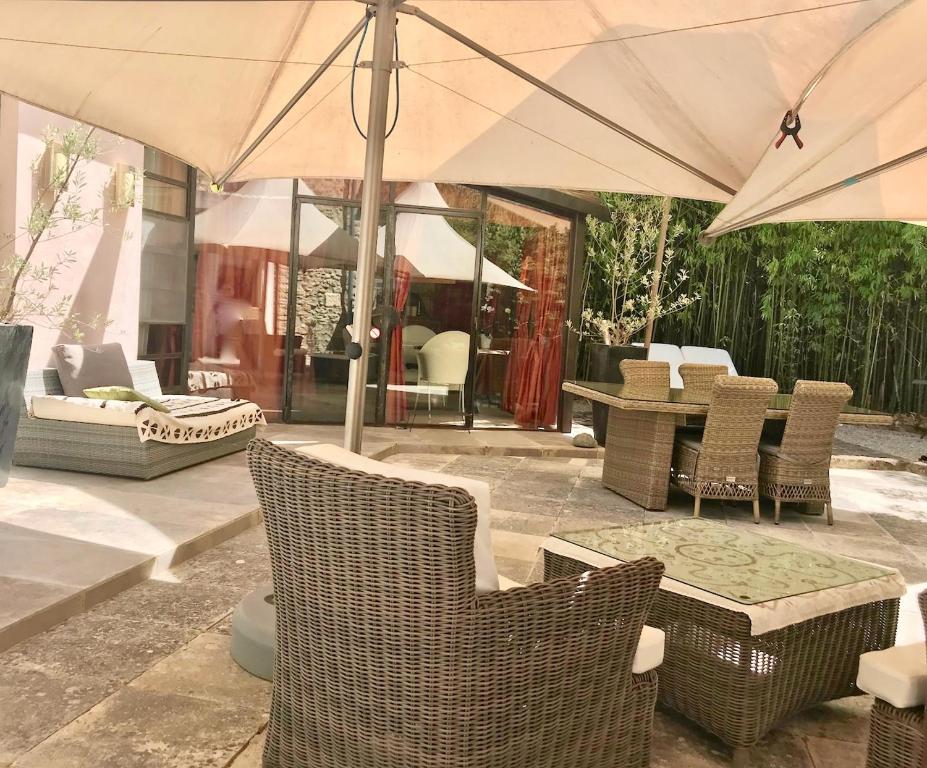 Posezení v ubytování LASUITE Domaine Bertuli, heated Pool, Aircon
