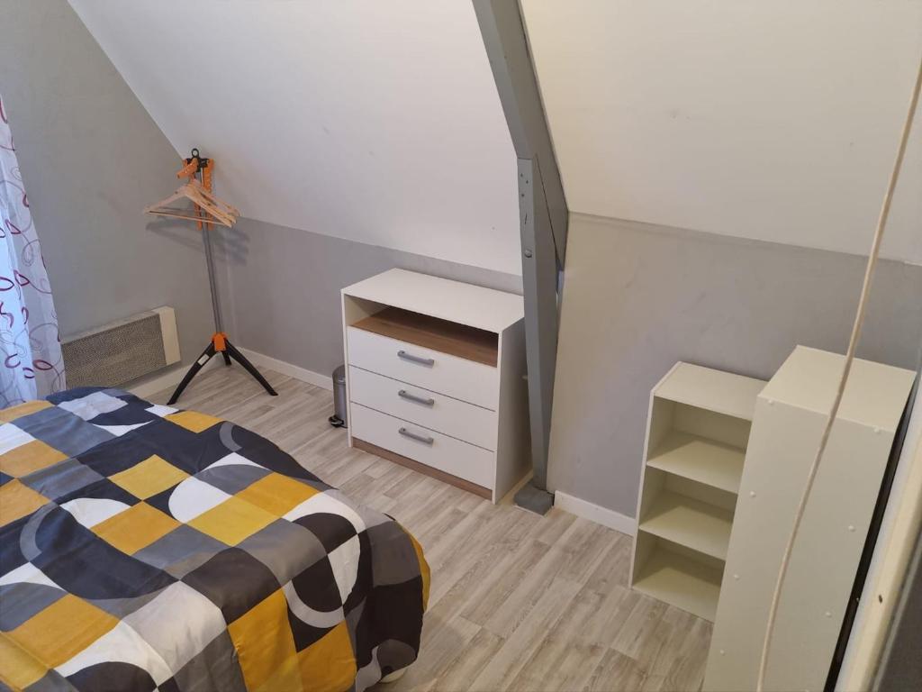Dormitorio pequeño con cama y vestidor en Belle chambre avec balcon, en Arques