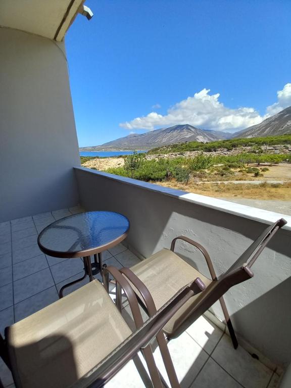 d'un balcon avec une table et des chaises et une vue. dans l'établissement Panorama, à Elafonisi