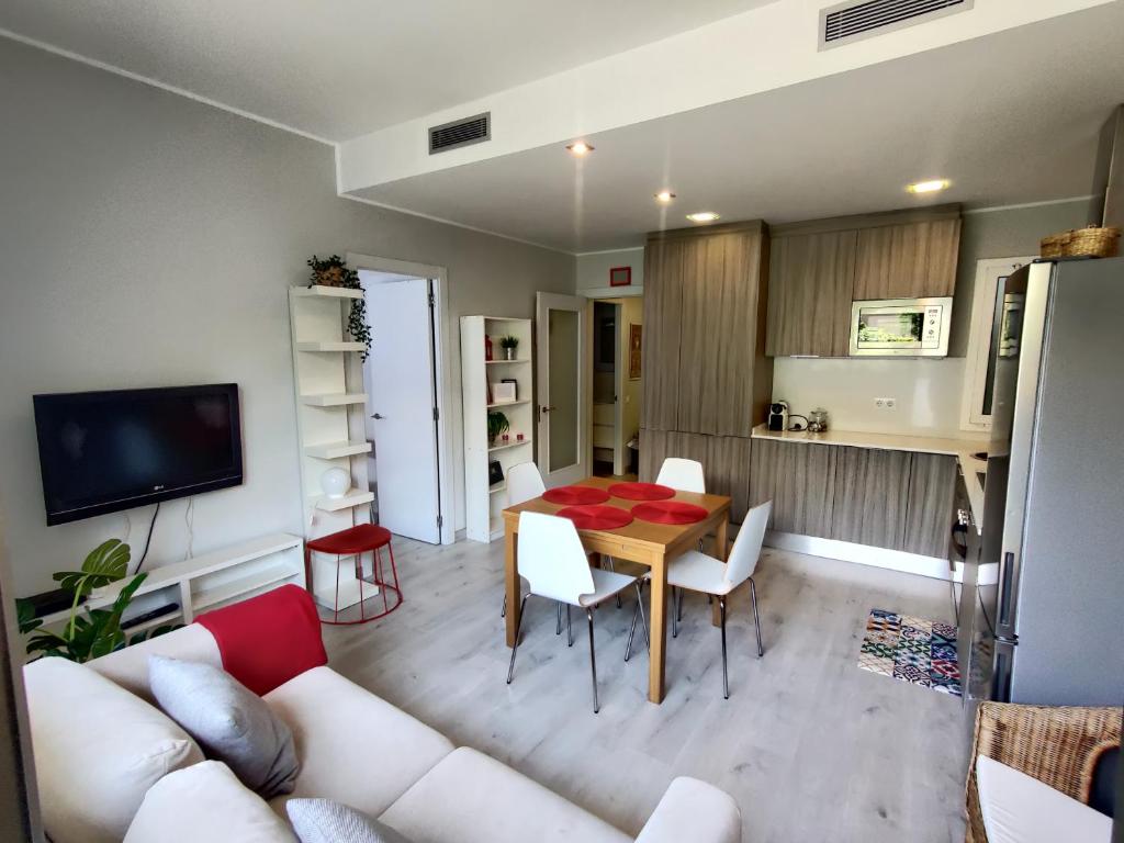 ein Wohnzimmer mit einem weißen Sofa und einem Tisch in der Unterkunft Fira Plaza España apartment in Barcelona