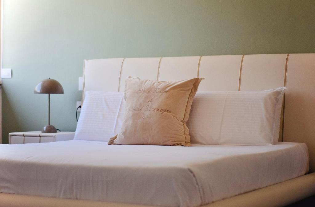 Postel nebo postele na pokoji v ubytování Torbole Aparthotel