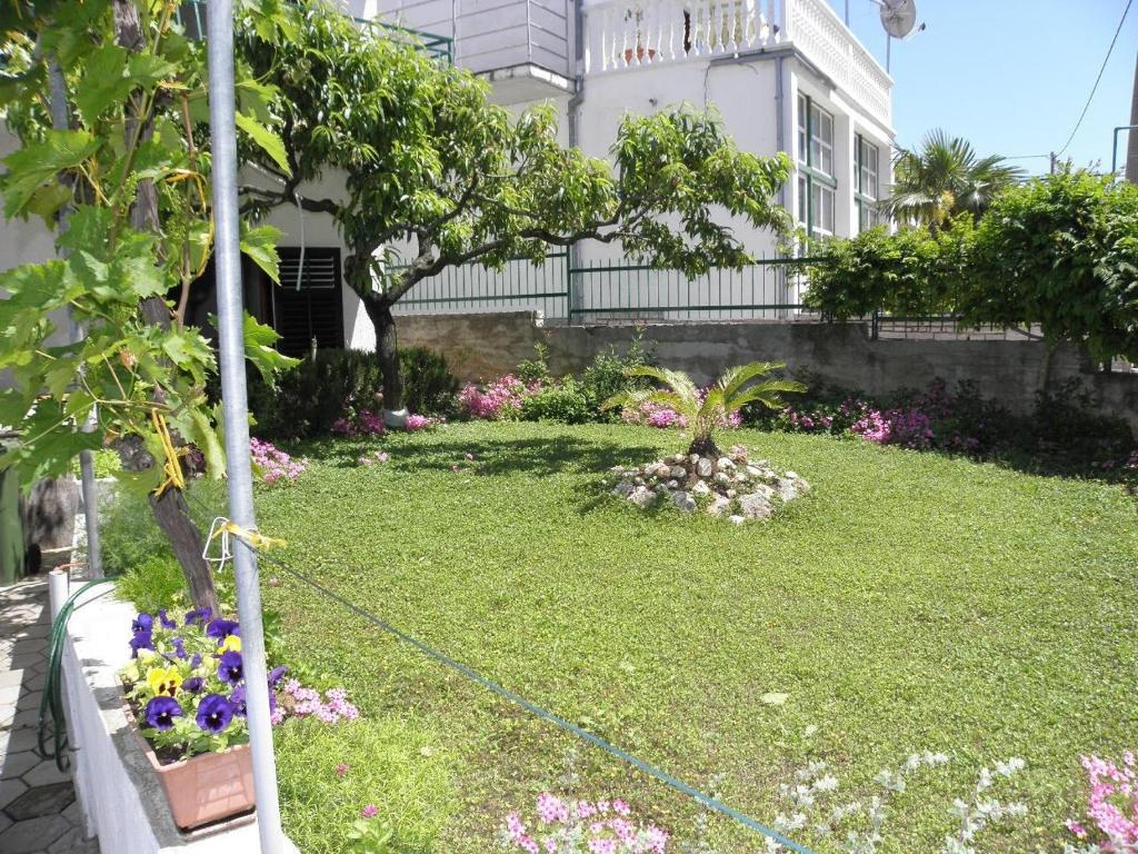 Vonkajšia záhrada v ubytovaní Apartments by the sea Biograd na Moru, Biograd - 11932