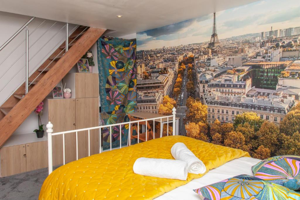 1 dormitorio con vistas a la torre Eiffel en Petit bijou dans le centre de Paris, en París