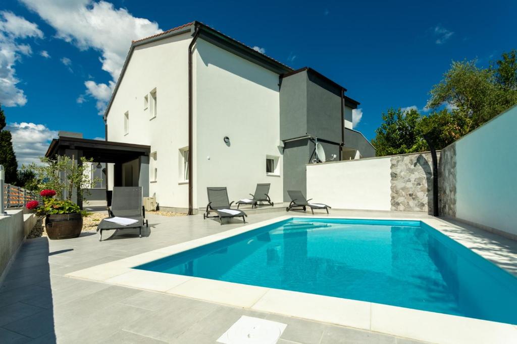 Bazén v ubytovaní Family friendly apartments with a swimming pool Soline, Krk - 9715 alebo v jeho blízkosti