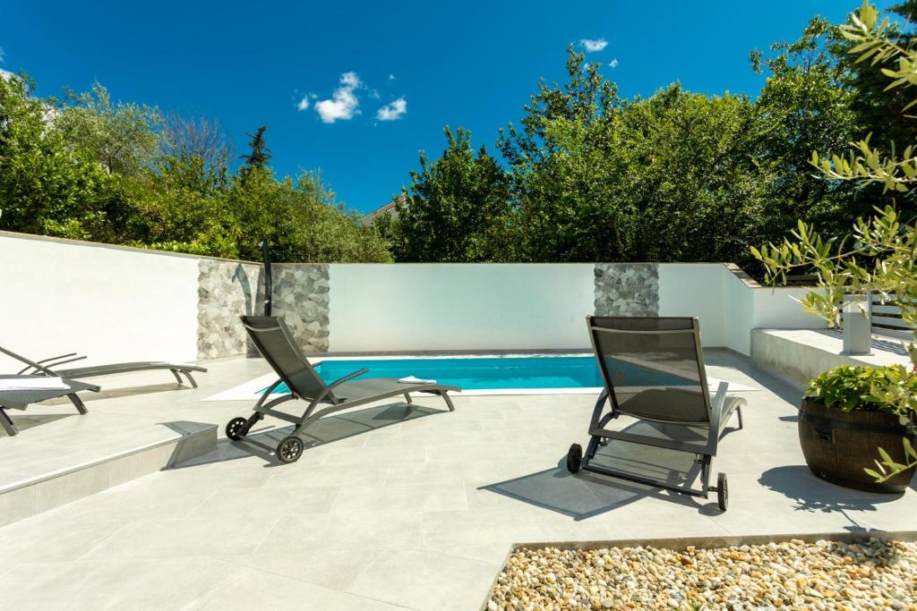 Bazén v ubytovaní Family friendly apartments with a swimming pool Soline, Krk - 9715 alebo v jeho blízkosti