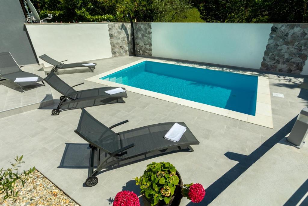 Bazén v ubytovaní Family friendly apartments with a swimming pool Soline, Krk - 9715 alebo v jeho blízkosti