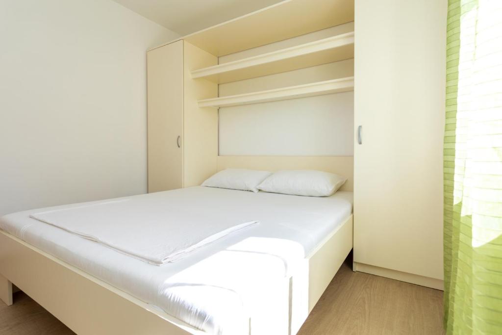 Posteľ alebo postele v izbe v ubytovaní Family friendly apartments with a swimming pool Soline, Krk - 9715