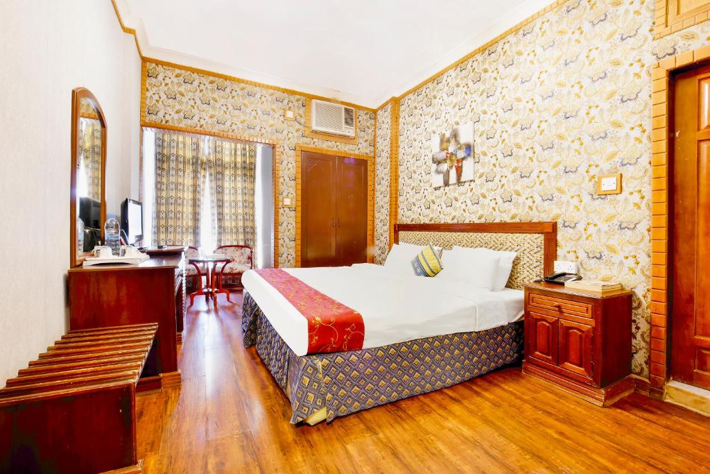 Un pat sau paturi într-o cameră la Capital O 125 Moon Plaza Hotel