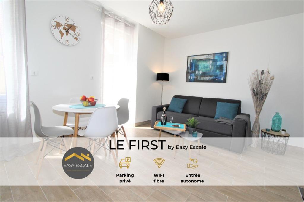 sala de estar con sofá y mesa en Le First by EasyEscale, en Romilly-sur-Seine