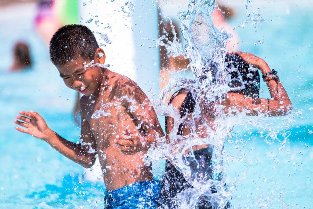 twee jonge mannen spelen in een fontein bij Vine Ridge Resort in Niagara on the Lake