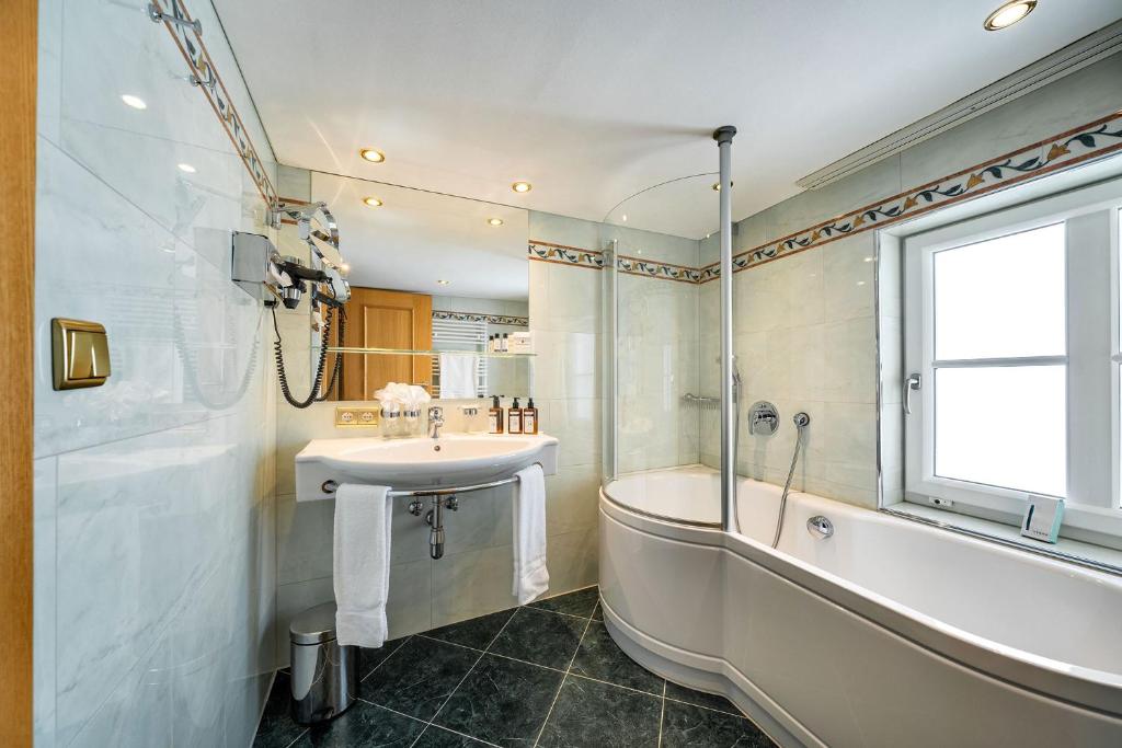 Koupelna v ubytování Hotel Tannbergerhof im Zentrum von Lech