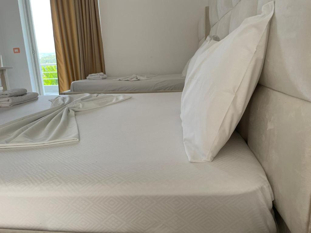 Postel nebo postele na pokoji v ubytování Hotel Mesun Himare