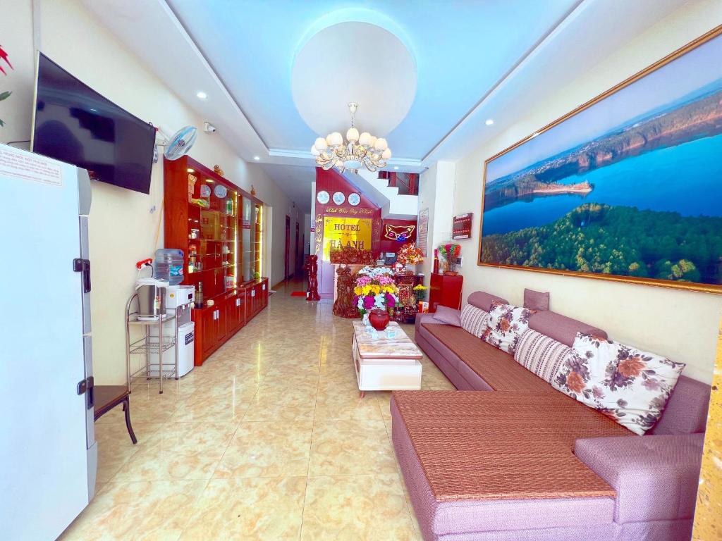 Hà Anh Hotel في بلاي كو: غرفة معيشة مع أريكة وتلفزيون