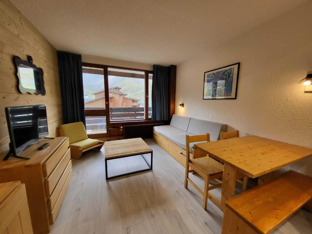 a living room with a couch and a table at Studio Tignes, 1 pièce, 4 personnes - FR-1-449-117 in Tignes