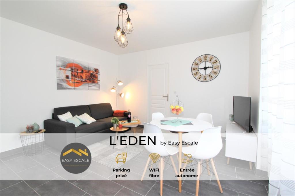 un soggiorno con un divano e un tavolo di L'Eden by EasyEscale a Romilly-sur-Seine
