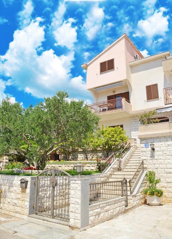 Fotografia z galérie ubytovania Apartments for families with children Seget Vranjica, Trogir - 2976 v Donji Seget