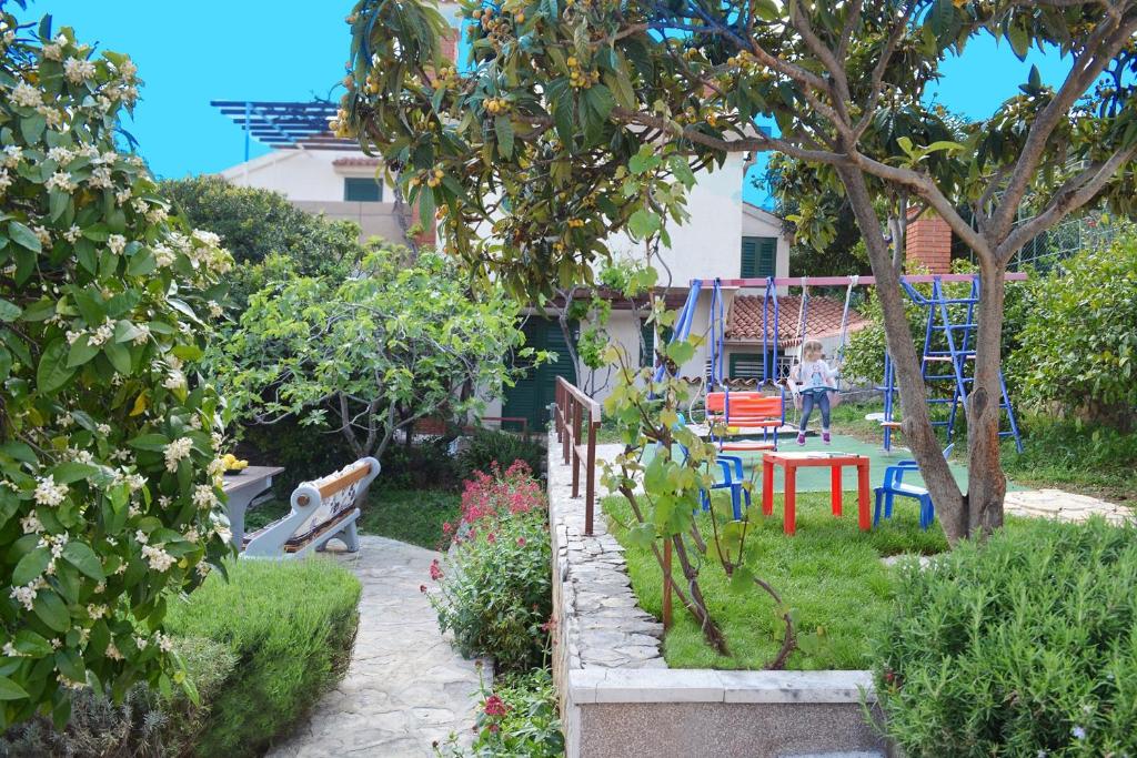 Fotografia z galérie ubytovania Apartments for families with children Seget Vranjica, Trogir - 2976 v Donji Seget
