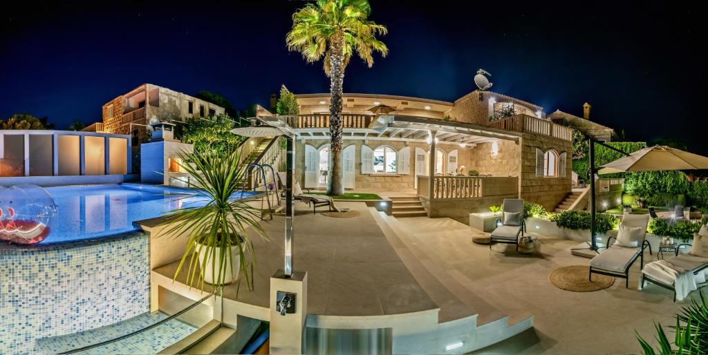 Bazén v ubytování Seaside luxury villa with a swimming pool Puntinak, Brac - 2964 nebo v jeho okolí