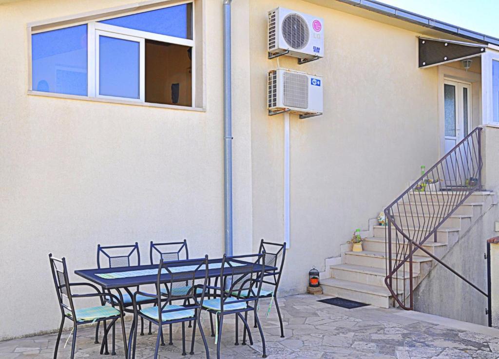 Apartments with parking space Supetar, Brac - 2845