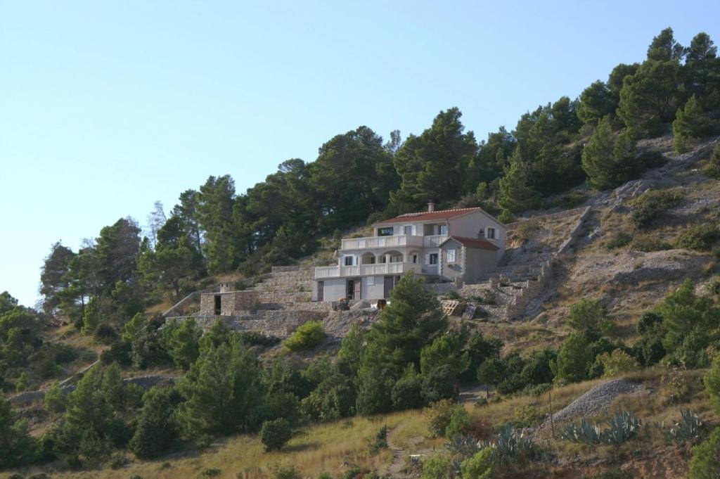 una casa al lado de una colina en Apartment Vela Farska 2897b en Murvica