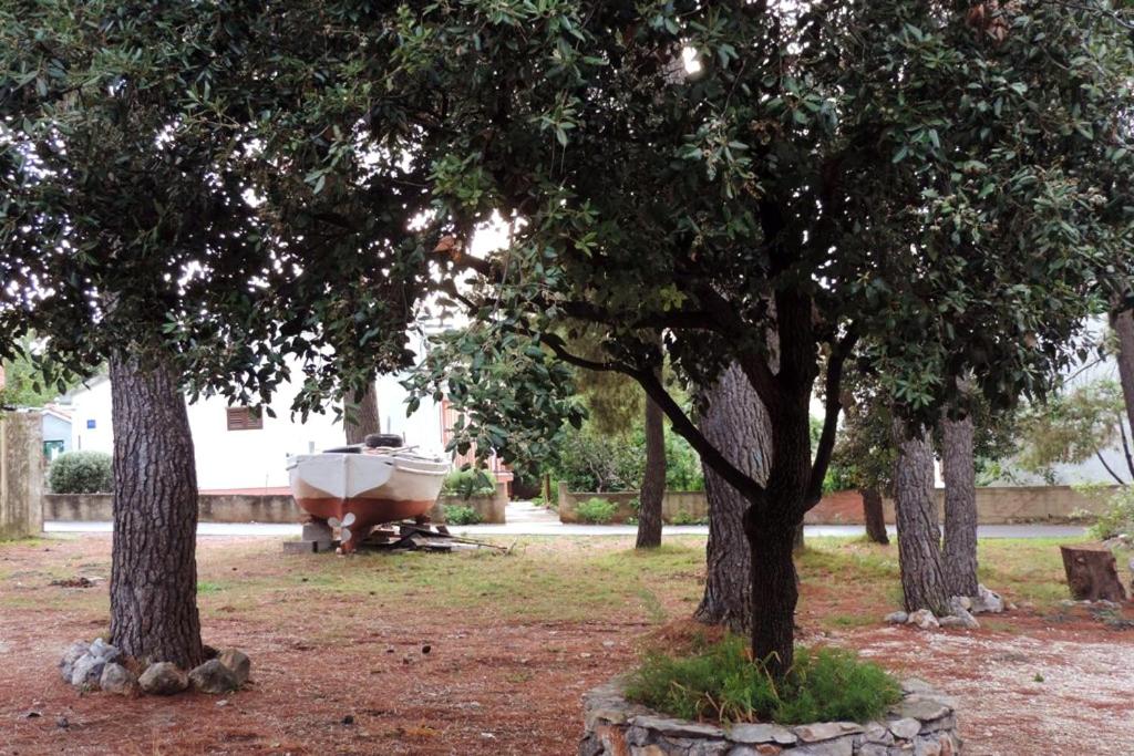 Vonkajšia záhrada v ubytovaní Apartments by the sea Mirca, Brac - 2886