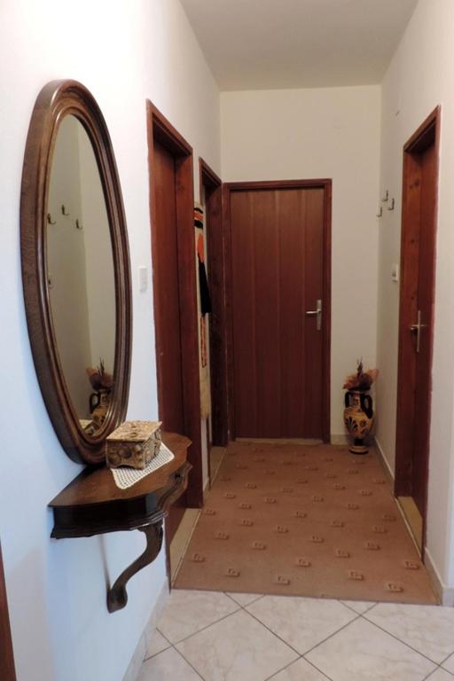 Fotografia z galérie ubytovania Apartments by the sea Mirca, Brac - 2886 v destinácii Mirce