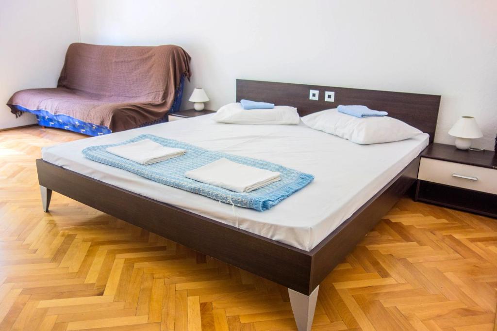 Posteľ alebo postele v izbe v ubytovaní Apartments and rooms by the sea Lokva Rogoznica, Omis - 2973