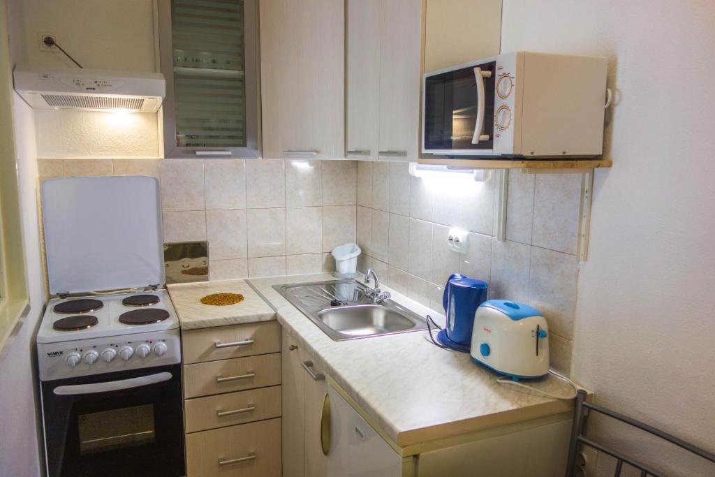 Kuchyňa alebo kuchynka v ubytovaní Apartments and rooms by the sea Lokva Rogoznica, Omis - 2973