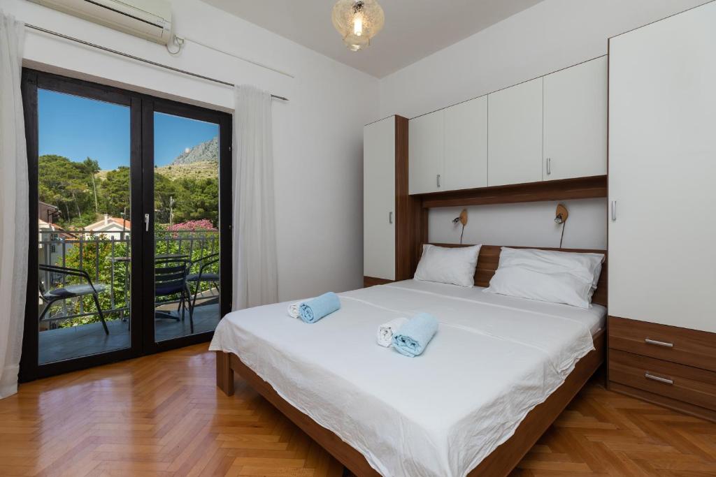 Posteľ alebo postele v izbe v ubytovaní Apartments and rooms by the sea Lokva Rogoznica, Omis - 2973