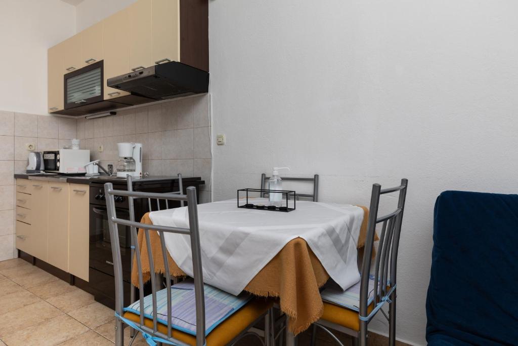 Kuchyňa alebo kuchynka v ubytovaní Apartments and rooms by the sea Lokva Rogoznica, Omis - 2973