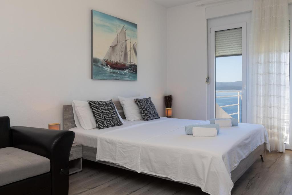 Posteľ alebo postele v izbe v ubytovaní Apartments and rooms by the sea Lokva Rogoznica, Omis - 2973