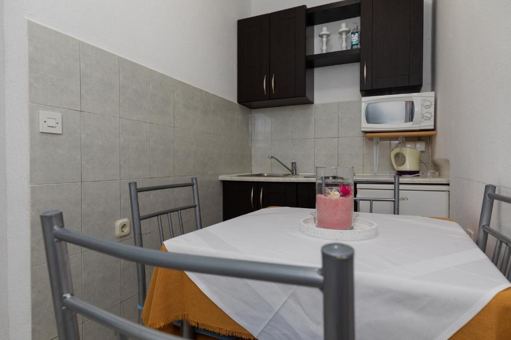 Kuchyňa alebo kuchynka v ubytovaní Apartments and rooms by the sea Lokva Rogoznica, Omis - 2973