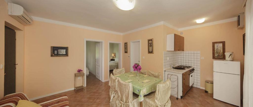 Fotografia z galérie ubytovania Apartments by the sea Zavala, Hvar - 2986 v destinácii Zavala