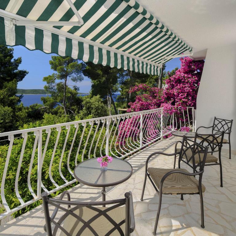 Fotografia z galérie ubytovania Apartments by the sea Zavala, Hvar - 2986 v destinácii Zavala