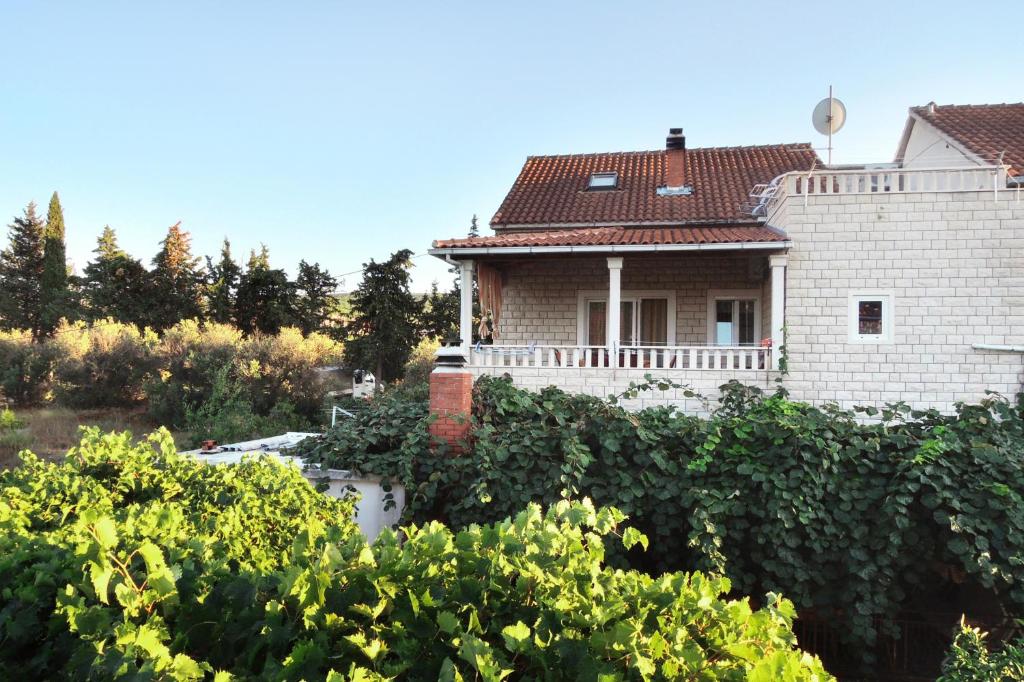 A garden outside Apartments with a parking space Mirca, Brac - 2838