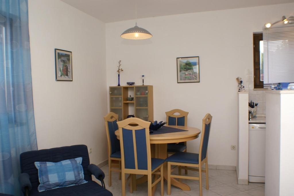 Kuchyň nebo kuchyňský kout v ubytování Apartments by the sea Mirca, Brac - 2902