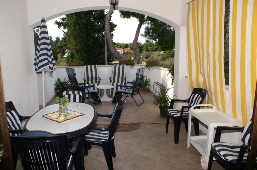 Posezení v ubytování Apartments by the sea Mirca, Brac - 2902