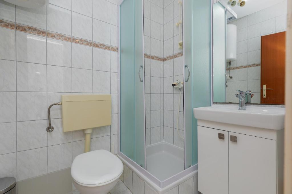 Kúpeľňa v ubytovaní Apartments by the sea Duce, Omis - 2992
