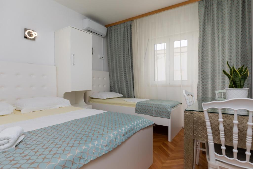 Posteľ alebo postele v izbe v ubytovaní Apartments by the sea Duce, Omis - 2992