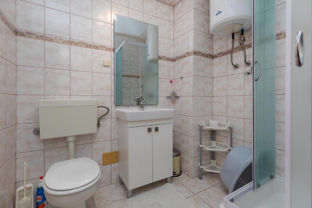 Kúpeľňa v ubytovaní Apartments by the sea Duce, Omis - 2992