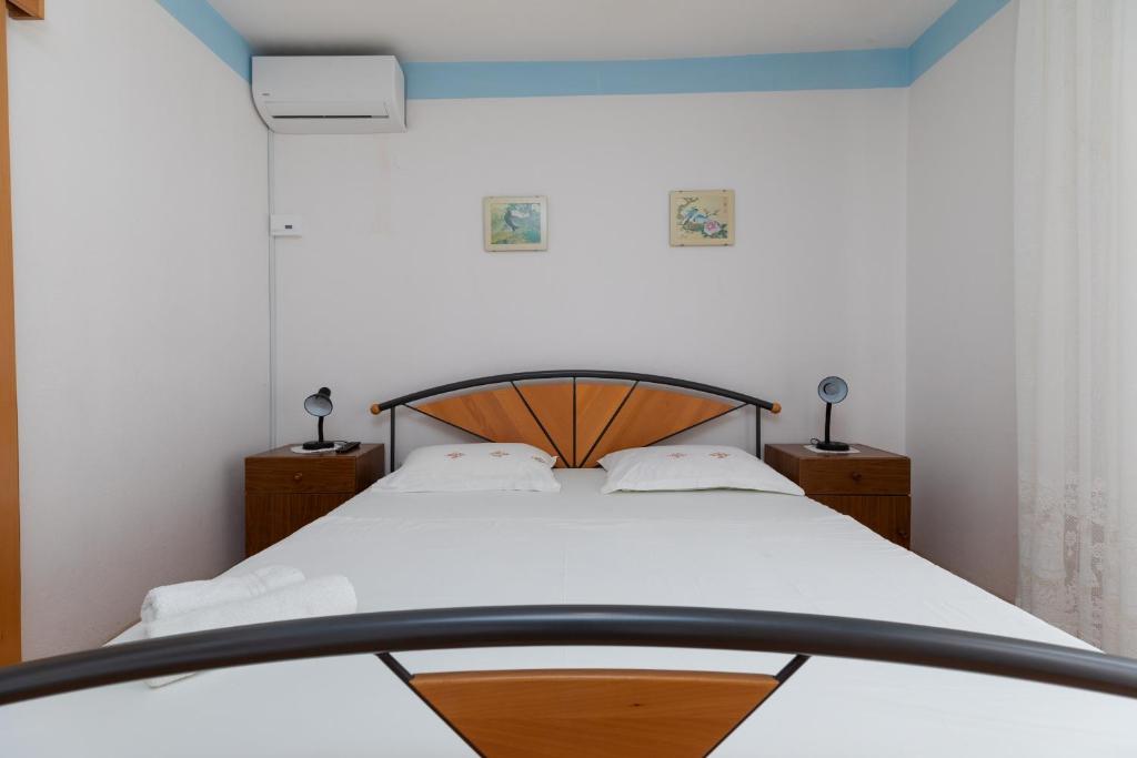 Apartments by the sea Duce, Omis - 2992 - Two-Bedroom Apartment With Terrace And Sea View