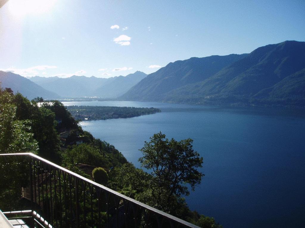 - une vue sur un lac avec des montagnes en arrière-plan dans l'établissement Santa Maria Ferienwohnung, à Ronco sopra Ascona